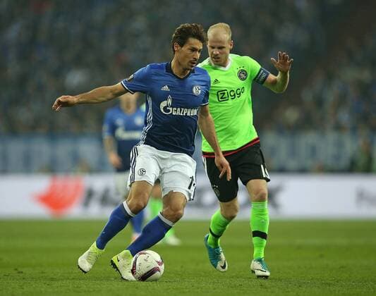 20.04.2017, Fussball UEFA Europa League 2016 2017, Viertelfinale, FC Schalke 04 - Ajax Amsterdam, in der VELTINS-Arena Gelsenkirchen. v.l. Benjamin Stambouli (Schalke) gegen Davy Klaassen (Ajax Amsterdam) 