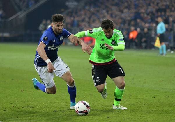 20.04.2017, Fussball, UEFA Europa League, Saison 2016 2017, Viertelfinale, FC Schalke 04 - Ajax Amsterdam, v. l. Daniel CALIGIURI (FC Schalke 04) um Duell mit Amin Youngs (Ajax Amsterdam)