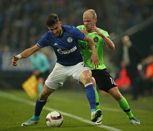 20.04.2017, Fussball UEFA Europa League 2016 2017, Viertelfinale, FC Schalke 04 - Ajax Amsterdam, in der VELTINS-Arena Gelsenkirchen. v.l. Daniel Caligiuri (Schalke) gegen Davy Klaassen (Ajax Amsterdam) 
