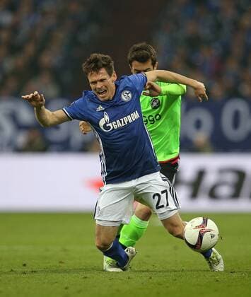 20.04.2017, Fussball UEFA Europa League 2016 2017, Viertelfinale, FC Schalke 04 - Ajax Amsterdam, in der VELTINS-Arena Gelsenkirchen. v.l. Sascha Riether (Schalke) gegen Amin Younes (Ajax Amsterdam) 