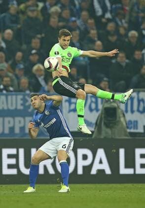 20.04.2017, Fussball UEFA Europa League 2016 2017, Viertelfinale, FC Schalke 04 - Ajax Amsterdam, in der VELTINS-Arena Gelsenkirchen. v.l. Sead Kolasinac (Schalke) gegen Joel Veltman (Ajax Amsterdam) 