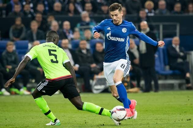 (L-R) Davinson Sanchez of Ajax, Leon Goretzka of FC Schalke 04during the UEFA Europa League quarter final match between Schalke 04 and Ajax Amsterdam on April 20, 2017 at the Veltins-Arena in Gelsenkirchen, Germany. Schalke 04 v Ajax UEFA Europa League 2016 2017 xVIxRonaldxBonestrooxfotografiexIVx 7615369