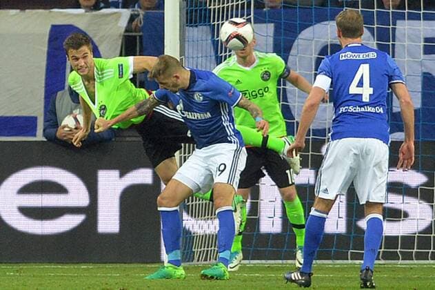 GER, UEFA EL, FC Schalke 04 (GER) vs Ajax Amsterdam (NED) 20.04.2017, Veltins-Arena, Gelsenkirchen, GER, UEFA EL, FC Schalke 04 (GER) vs Ajax Amsterdam (NED), im Bild im Zweikampf von links: Joel Veltman ( Amsterdam 3 ), Guido Burgstaller ( Schalke 19 ) Foto © nordphoto Treese nordphotoxTreese