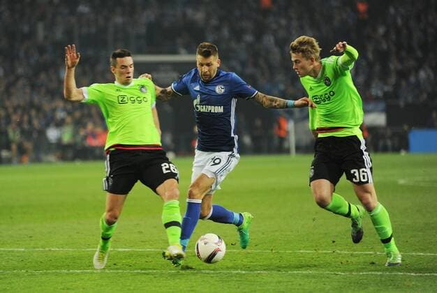 Europa League FC Schalke 04 - Ajax Amsterdam 20.04.2017 Guido Burgstaller (S04) Aktion gegen Nick Viergever (Ajax) und de Ligt (rechts) HM
