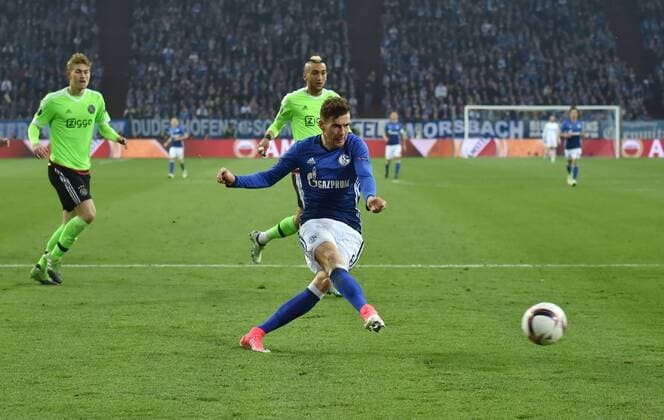 Bilder des Tages - SPORT 20.04.2017, Fussball, UEFA Europa League, Saison 2016 2017, Viertelfinale, FC Schalke 04 - Ajax Amsterdam, Leon Goretzka (Schalke 04) erzielt mit diesem Schuss das Tor zum 1-0