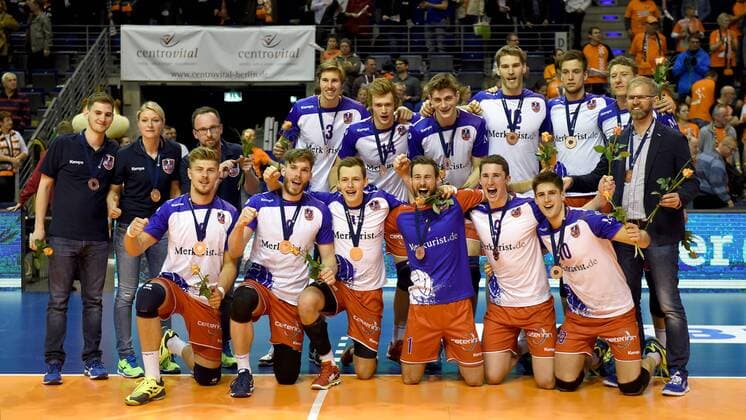 Volleyball, Herren, Saison 2016 17, 1. Bundesliga, Playoff, Halbfinale, 3. Spiel, BR Volleys - United Volleys Rhein-Main die Mannschaft der United Volleys Rhein-Main feiern den dritten Rang in der deutschen Meisterschaft, 20.04.17, Copyright: xMichaelxHundtx xMatthiasxKochx