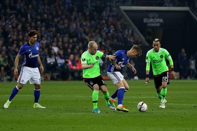 Max Meyer (FC Schalke 04) im Zweikampf mit Davy Klaassen (Ajax Amsterdam) beim Europa League Viertelfinal Rückspiel (Saison 2016 17) FC Schalke 04 - Ajax Amsterdam Copyright: Thomas Pakusch