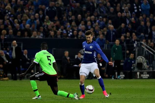 Leon Goretzka (FC Schalke 04) im Zweikampf mit Davinson Sanchez (Ajax Amsterdam) beim Europa League Viertelfinal Rückspiel (Saison 2016 17) FC Schalke 04 - Ajax Amsterdam Copyright: Thomas Pakusch