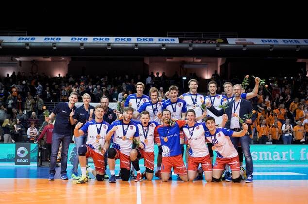 Berlin, Deutschland, 20.04.2017: Volleyball Bundesliga Playoff Halbfinale Spiel 3 Saison 2016 2017 - Berlin Recycling Volleys - United Volleys Rhein-Main. Ehrung 3. Platz United Volleys