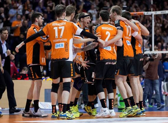 Berlin, Deutschland, 20.04.2017: Volleyball Bundesliga Playoff Halbfinale Spiel 3 Saison 2016 2017 - Berlin Recycling Volleys - United Volleys Rhein-Main. Schlussjubel BR Volleys, in der Mitte Felix Fischer (BR Volleys 6)