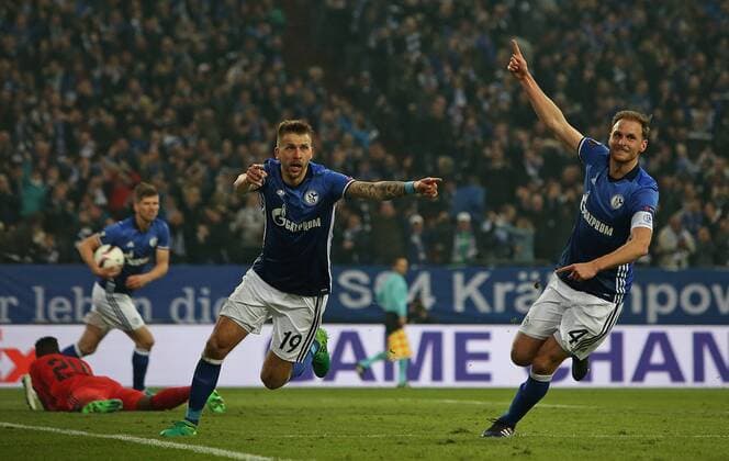 20.04.2017, Fussball UEFA Europa League 2016 2017, Viertelfinale, FC Schalke 04 - Ajax Amsterdam, in der VELTINS-Arena Gelsenkirchen. Jubel v.l. Torschütze Guido Burgstaller (Schalke) und Benedikt Höwedes (Schalke) zum Tor zum 2:0 