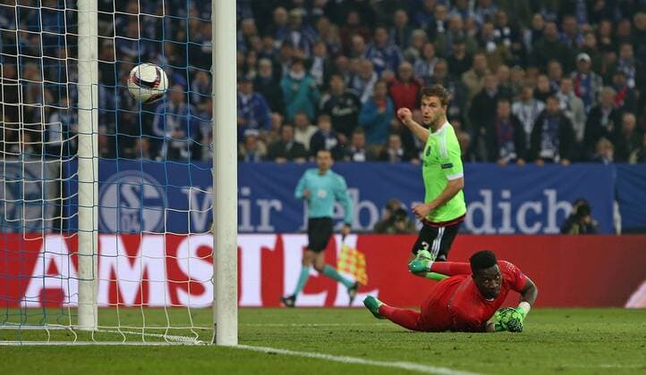 20.04.2017, Fussball UEFA Europa League 2016 2017, Viertelfinale, FC Schalke 04 - Ajax Amsterdam, in der VELTINS-Arena Gelsenkirchen. Tor zum 1:0 , Torwart Andre Onana (Ajax Amsterdam) 