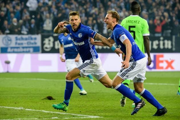 Guido Burgstaller (FC Schalke 04 19) und Kapitaen Benedikt Hoewedes (FC Schalke 04 4) beim Torjubel nach dem Treffer zum 2:0 beim Europa League Spiel zwischen dem FC Schalke 04 und Ajax Amsterdam am 20.04.2017, Gelsenkirchen Copyright: xSchuelerx xEibnerx-xPressefotox EP_JSE