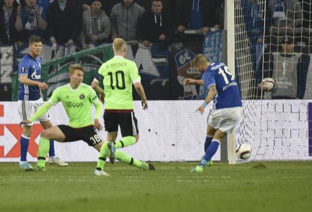 Europa League FC Schalke 04 - Ajax Amsterdam 20.04.2017 Tor 2:0 durch Guido Burgstaller (S04) gegen de Ligt und Davy Klaasen HM