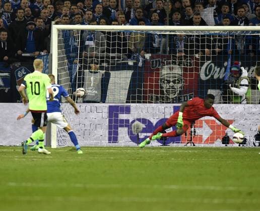 Bilder des Tages - SPORT Europa League FC Schalke 04 - Ajax Amsterdam 20.04.2017 Tor 2:0 durch Guido Burgstaller (S04) gegen Torwart Andre Onana HM