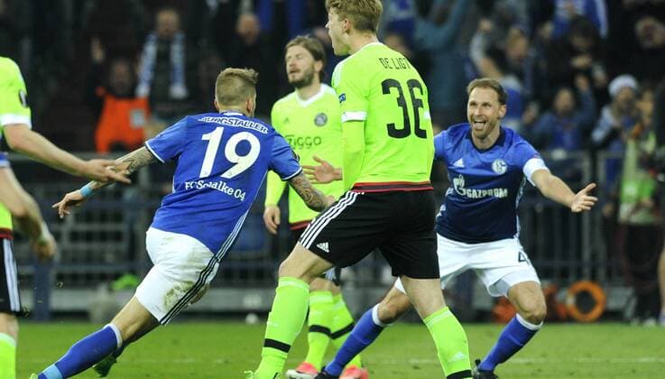Fussball, UEFA Europe League, Herren, Saison 2016 2017, Viertelfinale Rückspiel, VELTINS Arena Gelsenkirchen: FC Schalke 04, S04 (blau) - Ajax Amsterdam (grün); Jubel Guido Burgstaller (S04) nach seinem Tor zum 2:0, zusammen mit Benedikt Höwedes (S04). Jubel, Freude, Aktion.