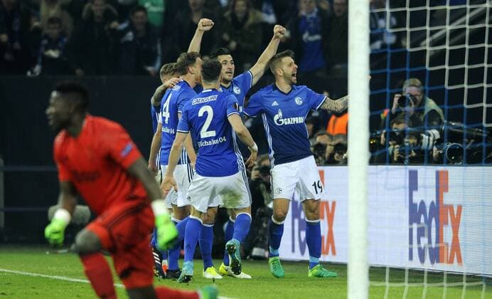 Fussball, UEFA Europe League, Herren, Saison 2016 2017, Viertelfinale Rückspiel, VELTINS Arena Gelsenkirchen: FC Schalke 04, S04 (blau) - Ajax Amsterdam (grün); Jubel Guido Burgstaller (S04) nach seinem Tor zum 2:0, davor Andre Onana (Ajax). Jubel, Freude, Aktion.