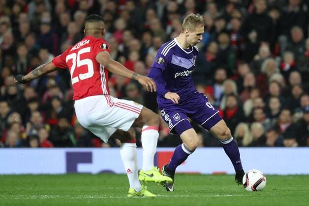 Manchester s Antonio Valencia and Anderlecht s Lukasz Teodorczyk fight for the ball during the return leg game of the quarterfinals of the Europa League competition between UK team Manchester United ManU and Belgian soccer team RSC Anderlecht in Manchester, UK, Thursday 20 April 2017. First leg ended on a draw result 1-1 in Belgium. VIRGINIExLEFOUR  x05084180x