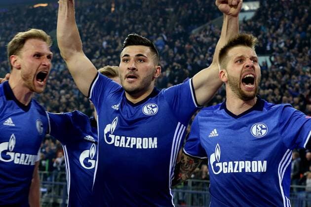 Benedikt Höwedes (FC Schalke 04), Sead Kolasinac (FC Schalke 04) und der Torschütze Guido Burgstaller (FC Schalke 04) freuen sich über das 2:0 beim Europa League Viertelfinal Rückspiel (Saison 2016 17) FC Schalke 04 - Ajax Amsterdam Copyright: Thomas Pakusch