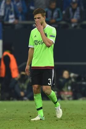 Fußball Europa League Viertelfinale FC Schalke 04 - Ajax Amsterdam am 20.04.2017 in der Veltins Arena in Gelsenkirchen Joel Veltman ( Amsterdam ) verlässt nach einer gelb-roten Karte das Spielfeld xRx