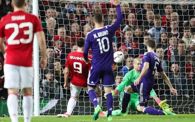 Manchester s Zlatan Ibrahimovic and Anderlecht s Uros Spajic fight for the ball during the return leg game of the quarterfinals of the Europa League competition between UK team Manchester United ManU and Belgian soccer team RSC Anderlecht in Manchester, UK, Thursday 20 April 2017. First leg ended on a draw result 1-1 in Belgium. VIRGINIExLEFOUR  x05084212x