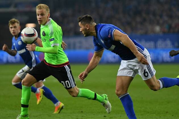 Fußball Europa League - Viertelfinale - FC Schalke 04 - Ajax Amsterdam am 20.04.2017 in der Veltins Arena auf Schalke Kopfballduell zwischen Davy Klaassen (Ajax Amsterdam) und Sead Kolasinac (FC Schalke 6), PM