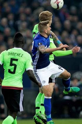 Guido Burgstaller (FC Schalke 04) im Kopfballduel beim Europa League Viertelfinal Rückspiel (Saison 2016 17) FC Schalke 04 - Ajax Amsterdam Copyright: Thomas Pakusch
