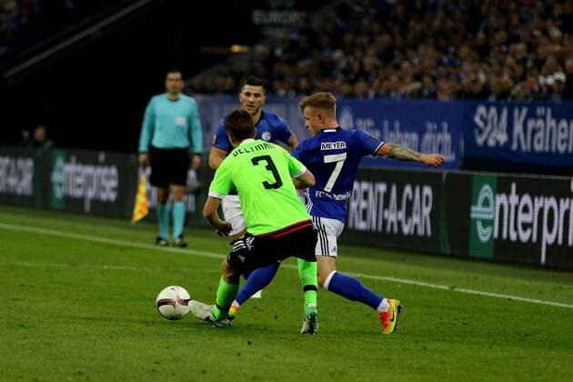 Max Meyer (FC Schalke 04) im Zweikampf mit Joel Veltman (Ajax Amsterdam) beim Europa League Viertelfinal Rückspiel (Saison 2016 17) FC Schalke 04 - Ajax Amsterdam Copyright: Thomas Pakusch