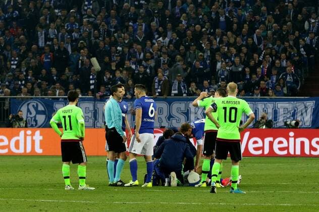 Leon Goretzka (FC Schalke 04) liegt mit Kreislaufzusammenbruch am Boden beim Europa League Viertelfinal Rückspiel (Saison 2016 17) FC Schalke 04 - Ajax Amsterdam Copyright: Thomas Pakusch