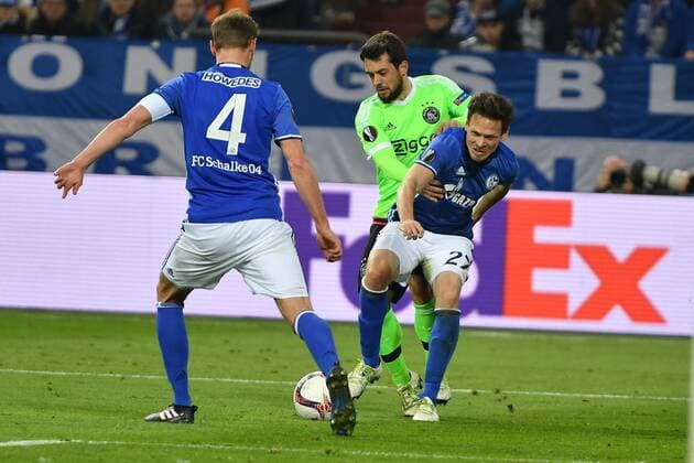 Fußball Europa League - Viertelfinale - FC Schalke 04 - Ajax Amsterdam am 20.04.2017 in der Veltins Arena auf Schalke Sascha Riether (FC Schalke 27), rettet gegen Amin Younes (Ajax Amsterdam) PM