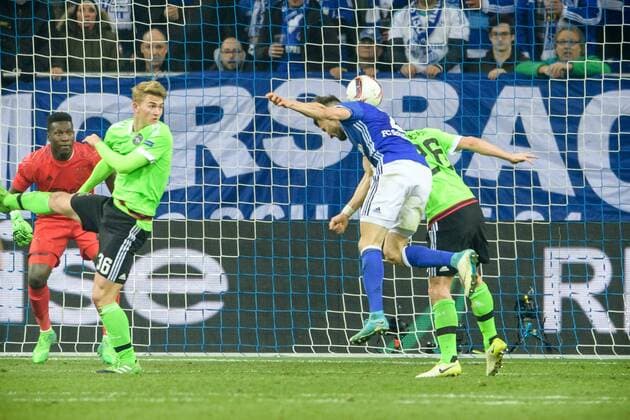 Daniel Caligiuri (FC Schalke 04 2) mit dem Tor zum 3:0 gegen Torwart Andre Onana (Ajax Amsterdam 24), Matthijs de Ligt (Ajax Amsterdam 36) und Nick Viergever (Ajax Amsterdam 26) beim Europa League Spiel zwischen dem FC Schalke 04 und Ajax Amsterdam am 20.04.2017, Gelsenkirchen Copyright: xSchuelerx xEibnerx-xPressefotox EP_JSE