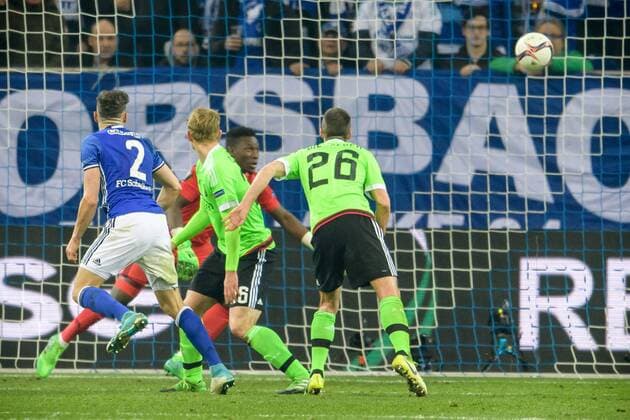 Daniel Caligiuri (FC Schalke 04 2) mit dem Tor zum 3:0 gegen Torwart Andre Onana (Ajax Amsterdam 24), Matthijs de Ligt (Ajax Amsterdam 36) und Nick Viergever (Ajax Amsterdam 26) beim Europa League Spiel zwischen dem FC Schalke 04 und Ajax Amsterdam am 20.04.2017, Gelsenkirchen Copyright: xSchuelerx xEibnerx-xPressefotox EP_JSE
