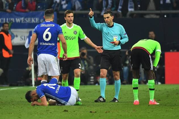Fußball Europa League - Viertelfinale - FC Schalke 04 - Ajax Amsterdam am 20.04.2017 in der Veltins Arena auf Schalke gelb-rote Karte für Joël Joel Veltman (Ajax Amsterdam) nach einem Foul an Nabil Bentaleb (FC Schalke 04 10), Ajax will noch diskutieren PM