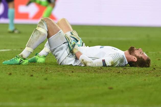 Bilder des Tages - SPORT Fußball Europa League Viertelfinale FC Schalke 04 - Ajax Amsterdam am 20.04.2017 in der Veltins Arena in Gelsenkirchen Ralf Fährmann ( Schalke ) enttäuscht xRx