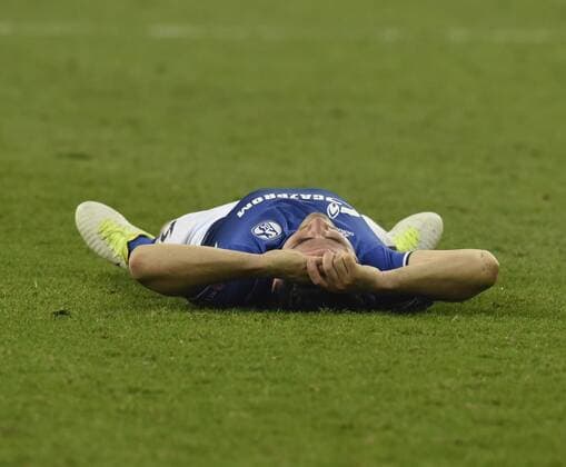 Europa League FC Schalke 04 - Ajax Amsterdam 20.04.2017 Sead Kolasinac liegt traurig auf dem Rasen HM