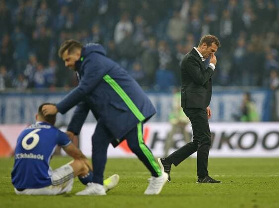 20.04.2017, Fussball UEFA Europa League 2016 2017, Viertelfinale, FC Schalke 04 - Ajax Amsterdam, in der VELTINS-Arena Gelsenkirchen. enttäuschte Schalker , Trainer Markus Weinzierl (re., Schalke) 