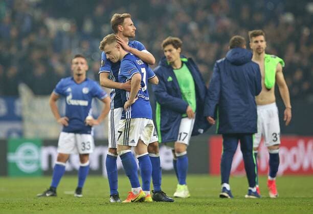 Themen der Woche - Sport Bilder des Tages - SPORT 20.04.2017, Fussball UEFA Europa League 2016 2017, Viertelfinale, FC Schalke 04 - Ajax Amsterdam, in der VELTINS-Arena Gelsenkirchen. enttäuschte Schalker , v.l. Benedikt Höwedes (Schalke) und Max Meyer (Schalke) 