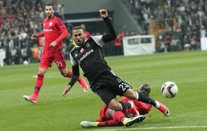 Bilder des Tages - SPORT Besiktas player Cenk Tosun and Lyon Player Mouctar Diakhaby during the Europa league Quarter final second match between Besiktas and Lyon at the Vodafone Arena in Istanbul , Turkey April 20, 2017. 