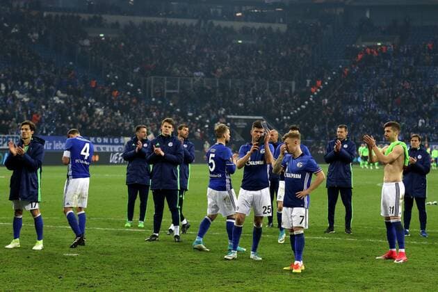 Die Spieler vom FC Schalke 04 stehen nach dem Spiel vor der Nordkurve und sind enttäuscht über das Aus in der Europa League beim Europa League Viertelfinal Rückspiel (Saison 2016 17) FC Schalke 04 - Ajax Amsterdam Copyright: Thomas Pakusch