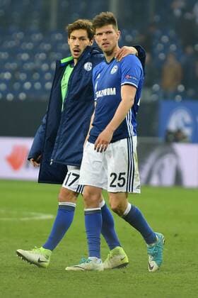 Fußball Europa League - Viertelfinale - FC Schalke 04 - Ajax Amsterdam am 20.04.2017 in der Veltins Arena auf Schalke traurige Schalker nachdem der Sieg so nahe war. verliert, die Spieler sind enttäuscht enttaeuscht traurig verzweifelt, Benjamin Stambouli (FC Schalke 17), Klaas-Jan Huntelaar (FC Schalke 25), PM