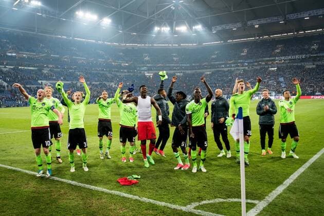 Themen der Woche - Sport players of Ajax celebrating with fansduring the UEFA Europa League quarter final match between Schalke 04 and Ajax Amsterdam on April 20, 2017 at the Veltins-Arena in Gelsenkirchen, Germany. Schalke 04 v Ajax UEFA Europa League 2016 2017 xVIxRonaldxBonestrooxfotografiexIVx 7617609