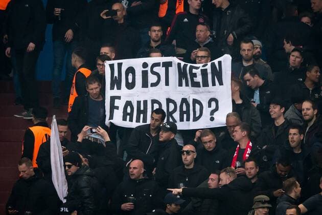 Bilder des Tages - SPORT banner Wo ist mein Fahrradduring the UEFA Europa League quarter final match between Schalke 04 and Ajax Amsterdam on April 20, 2017 at the Veltins-Arena in Gelsenkirchen, Germany. Schalke 04 v Ajax UEFA Europa League 2016 2017 xVIxRonaldxBonestrooxfotografiexIVx 7617685