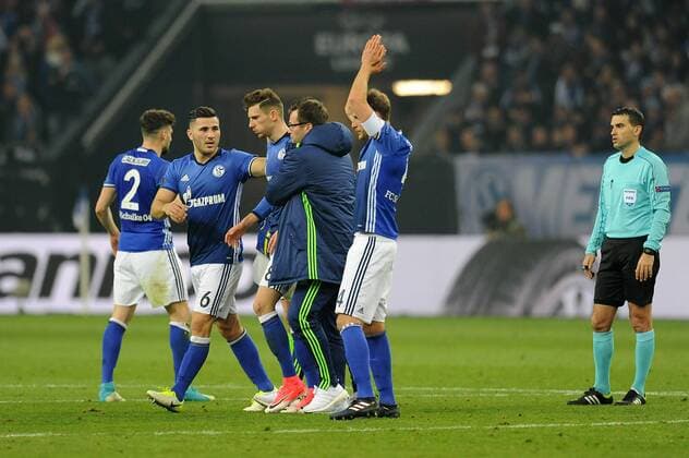 Leon Goretzka ( Schalke 04 ) wird benommen vom Feld gefuehrt. 20.04.2017 --- Fussball --- Europaleague --- Schalke 04 vs Ajax Amsterdam Gelsenkirchen Veltis Arena Copyright: xThienel Eibner-Pressefotox EP_TTL