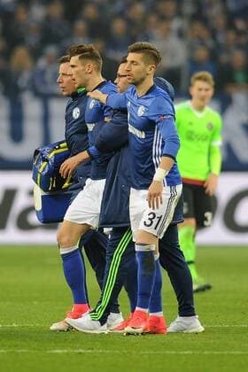 Leon Goretzka ( Schalke 04 ) wird benommen vom Feld gefuehrt. 20.04.2017 --- Fussball --- Europaleague --- Schalke 04 vs Ajax Amsterdam Gelsenkirchen Veltis Arena Copyright: xThienel Eibner-Pressefotox EP_TTL