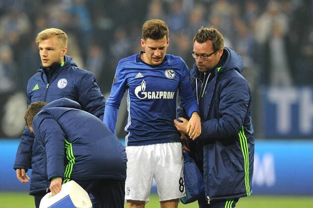 Themen der Woche - Sport Bilder des Tages - SPORT Leon Goretzka ( Schalke 04 ) wird schon erstmals zur Halbzeitpause benommen vom Feld gefuehrt. 20.04.2017 --- Fussball --- Europaleague --- Schalke 04 vs Ajax Amsterdam Gelsenkirchen Veltis Arena Copyright: xThienel Eibner-Pressefotox EP_TTL
