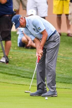 SAN ANTONIO, TX - APRIL 20: Matt Kuchar putts on the 16th hole during the first round of the Valero Texas Open at the TPC San Antonio Oaks Course in San Antonio, TX on April 20, 2017. (Photo by Daniel Dunn Icon Sportswire) GOLF: APR 20 PGA Golf Herren - Valero Texas Open - First Round Icon1704205 EDITORIAL USE ONLY