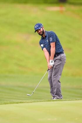 SAN ANTONIO, TX - APRIL 20: Adam Hadwin chips the ball on the 16th hole during the first round of the Valero Texas Open at the TPC San Antonio Oaks Course in San Antonio, TX on April 20, 2017. (Photo by Daniel Dunn Icon Sportswire) GOLF: APR 20 PGA Golf Herren - Valero Texas Open - First Round Icon1704207 EDITORIAL USE ONLY