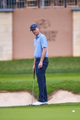 SAN ANTONIO, TX - APRIL 20: Bob Estes watches his birdie putt on the 16th hole during the first round of the Valero Texas Open at the TPC San Antonio Oaks Course in San Antonio, TX on April 20, 2017. (Photo by Daniel Dunn Icon Sportswire) GOLF: APR 20 PGA Golf Herren - Valero Texas Open - First Round Icon17042011 EDITORIAL USE ONLY