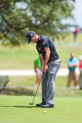 SAN ANTONIO, TX - APRIL 20: Robert Streb hits a putt during the first round of the Valero Texas Open at the TPC San Antonio Oaks Course in San Antonio, TX on April 20, 2017. (Photo by Daniel Dunn Icon Sportswire) GOLF: APR 20 PGA Golf Herren - Valero Texas Open - First Round Icon17042021 EDITORIAL USE ONLY