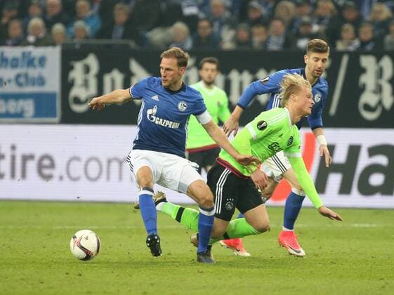 Europa-League : FC Schalke 04--Ajax Amsterdam ; Viertelfinale Rückspiel Benedikt Höwedes (S04), Kasper Dolberg (Ajax,25). Europa-League : FC Schalke 04--Ajax Amsterdam ; Viertelfinale Rückspiel